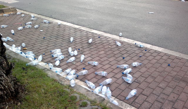 La avenida del mar de Gav� Mar llena de botellas de pl�stico despu�s del paso de la Marat�n del Mediterr�neo (23 Octubre de 2011)